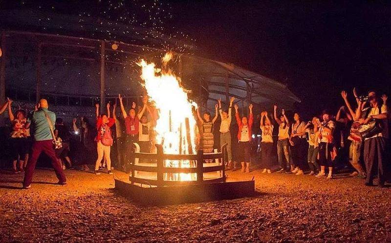 丰收祭的特色「篝火晚会被指像祭祀一样吗」 宝钢股份